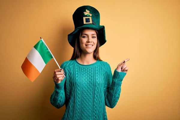 Beautiful Woman Wearing Green Hat Celebrating Saint Patricks Day Holding — Stok fotoğraf