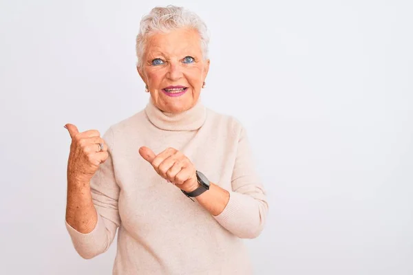 Ältere Grauhaarige Frau Mit Rollkragenpullover Die Vor Isoliertem Weißem Hintergrund — Stockfoto