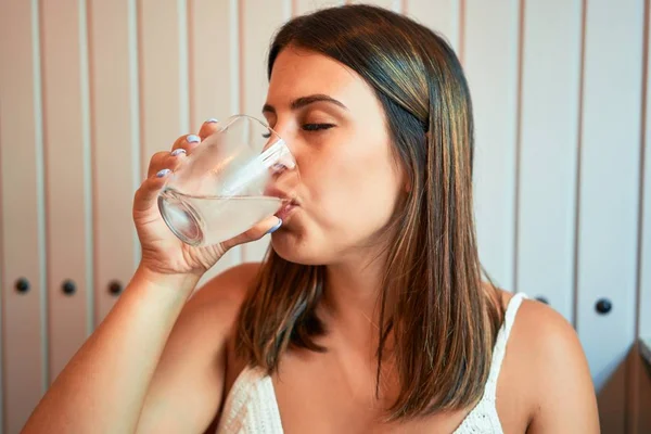 Joven Hermosa Mujer Sentada Restaurante Disfrutando Vacaciones Verano — Foto de Stock