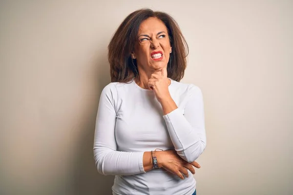 Schöne Frau Mittleren Alters Lässigem Shirt Vor Isoliertem Weißem Hintergrund — Stockfoto