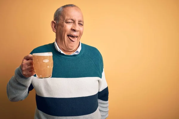 Hoge Knappe Man Die Een Pot Bier Drinkt Die Een — Stockfoto