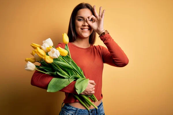 Fiatal Gyönyörű Barna Gazdaság Csokor Tulipán Virágok Sárga Háttér Csinál — Stock Fotó