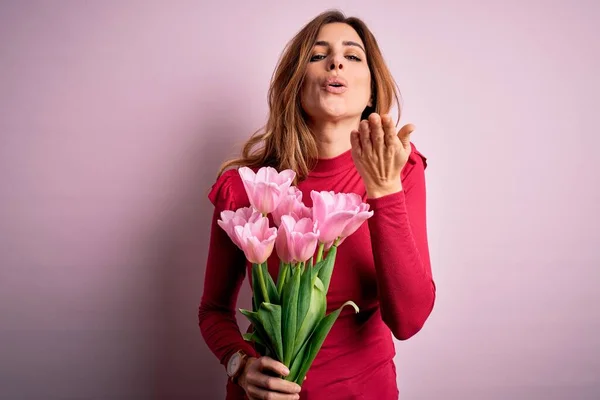 Jonge Mooie Brunette Vrouw Met Boeket Van Roze Tulpen Geïsoleerde — Stockfoto