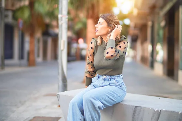 Joven Hermosa Mujer Sonriendo Feliz Confiado Pie Caminando Calle Del — Foto de Stock