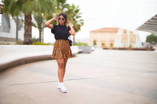 Menina Bonita Nova Usando Óculos Sol Camiseta Saia Impressão Animal — Fotografia de Stock