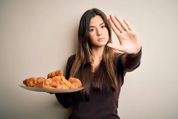 Joven Hermosa Chica Sosteniendo Plato Con Cruasanes Dulces Para Desayuno —  Fotos de Stock