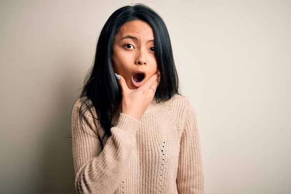 Jovem Mulher Chinesa Bonita Vestindo Camisola Casual Sobre Fundo Branco — Fotografia de Stock