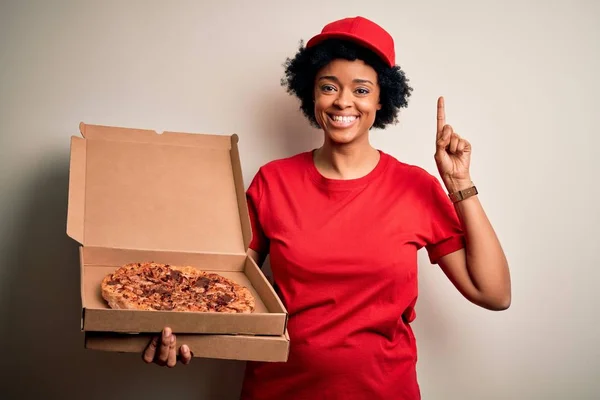 若いですアフリカ系アメリカ人アフロ配信女性とともに巻き毛保持ボックスでイタリアのピザ驚きでアイデアや質問を指差す指で幸せな顔 ナンバーワン — ストック写真