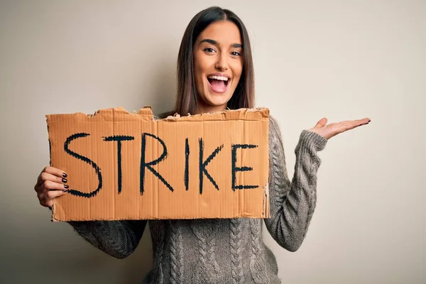 Jovem Bela Ativista Morena Protestando Segurando Cartaz Com Mensagem Greve — Fotografia de Stock