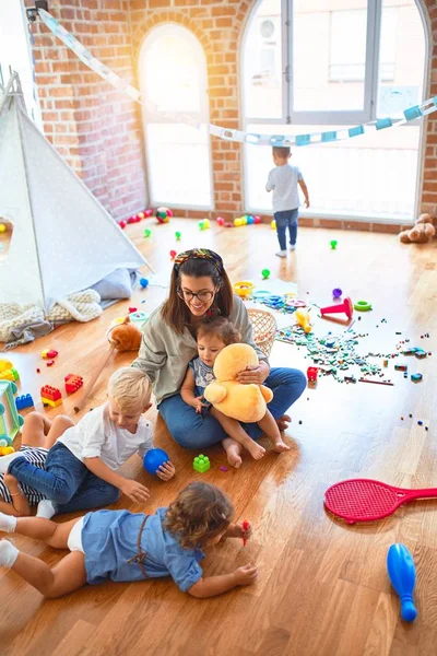 Hermosa Maestra Grupo Niños Pequeños Jugando Alrededor Muchos Juguetes Jardín —  Fotos de Stock