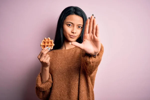 Genç Güzel Çinli Bir Kadın Elinde Waffle Ile Pembe Arka — Stok fotoğraf