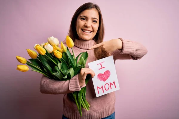 Mulher Bonita Segurando Papel Com Amor Mãe Mensagem Tulipas Celebrando — Fotografia de Stock