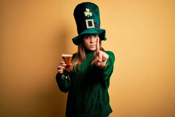 Young Beautiful Woman Wearing Green Hat Drinking Glass Beer Saint — Stock Photo, Image