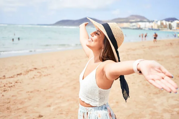 若い美しい女性笑顔幸せな夏休みを楽しんでビーチで日光浴でオープン腕 — ストック写真