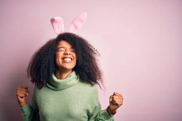 Mladá Africká Američanka Afro Vlasy Sobě Velikonoční Králičí Uši Kostým — Stock fotografie