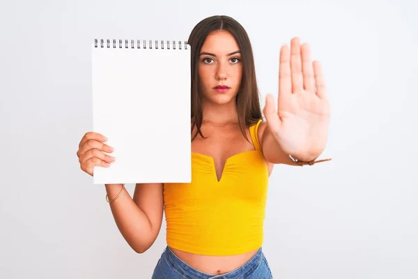 Joven Chica Estudiante Hermosa Sosteniendo Portátil Pie Sobre Fondo Blanco —  Fotos de Stock