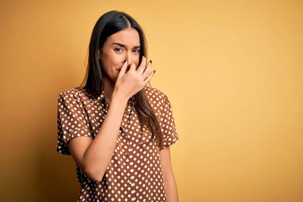 Junge Schöne Brünette Frau Trägt Lässiges Hemd Über Isoliertem Gelben — Stockfoto