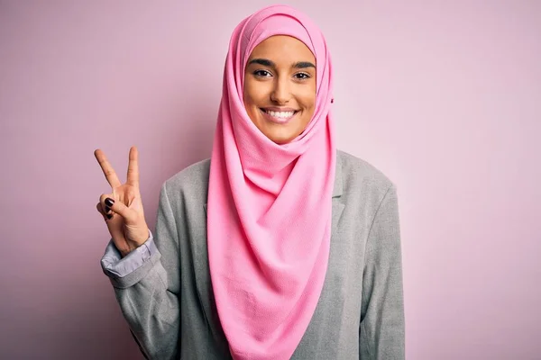 Молодая Красивая Брюнетка Бизнесвумен Розовом Мусульманском Хиджабе Деловом Пиджаке Улыбается — стоковое фото