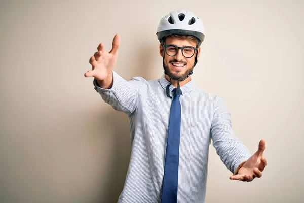 자전거 헬멧을 사업가가 벌리고 카메라를 바라보고 행복을 포용하는 즐거운 — 스톡 사진
