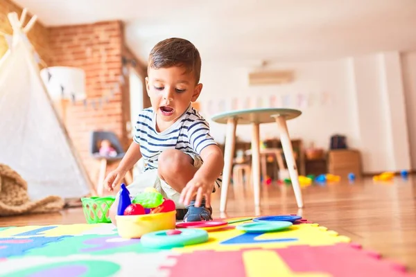 Prachtige Peuter Jongen Zit Puzzel Spelen Maaltijden Met Plastic Borden — Stockfoto