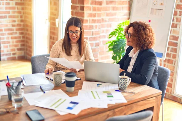 Dos Hermosas Empresarias Sonriendo Felices Confiadas Sentados Con Una Sonrisa —  Fotos de Stock