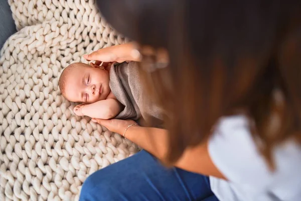 Genç Güzel Bir Kadın Bebeği Evdeki Battaniyenin Üzerinde Kanepede Yeni — Stok fotoğraf