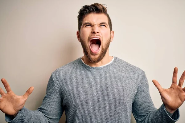 Joven Hombre Rubio Guapo Con Barba Ojos Azules Usando Suéter — Foto de Stock