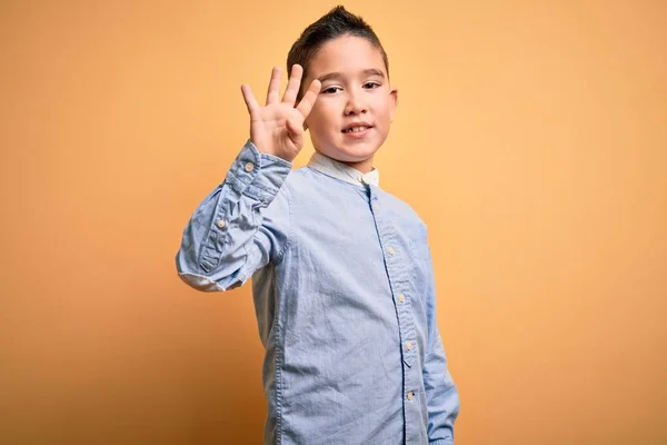 Jovem Garoto Vestindo Camisa Elegante Sobre Amarelo Isolado Fundo Mostrando — Fotografia de Stock