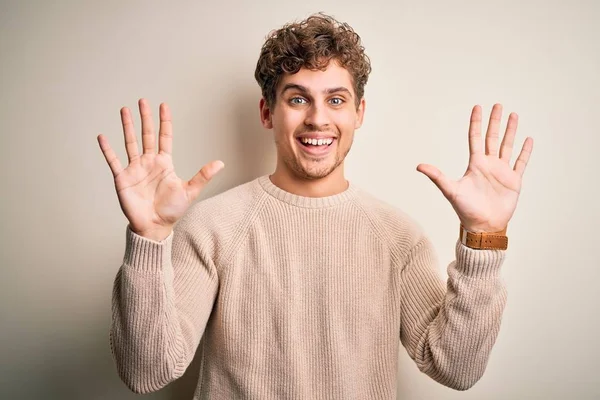 Joven Hombre Guapo Rubio Con Pelo Rizado Usando Suéter Casual —  Fotos de Stock