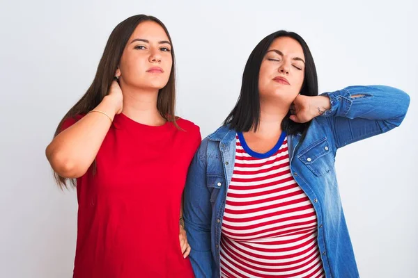 Mujeres Hermosas Jóvenes Que Usan Ropa Casual Pie Sobre Fondo — Foto de Stock