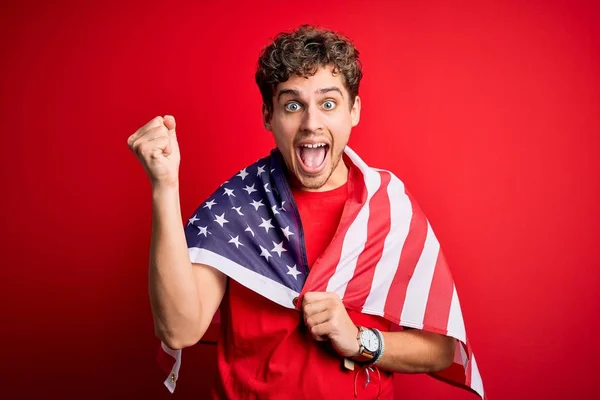 Young Blond Patriotic Man Curly Hair Wearing Usa Flag Celebrating — Stockfoto