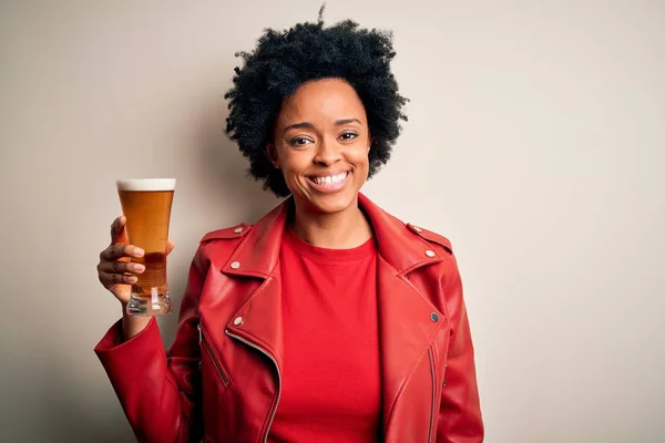Joven Afroamericana Afro Mujer Con Pelo Rizado Beber Vaso Cerveza —  Fotos de Stock