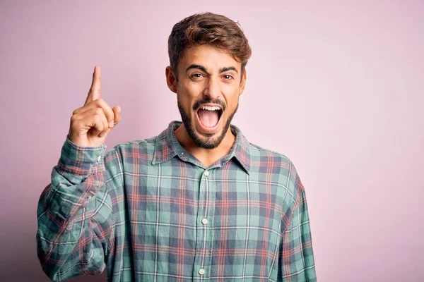 Junger Gutaussehender Mann Mit Bart Lässigem Hemd Vor Rosa Hintergrund — Stockfoto