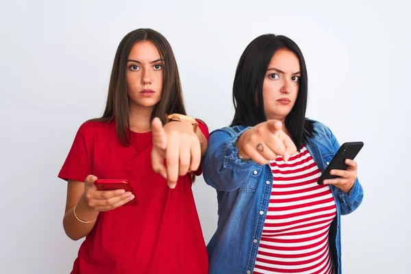 Jovens Mulheres Bonitas Usando Smartphone Sobre Fundo Branco Isolado Apontando — Fotografia de Stock