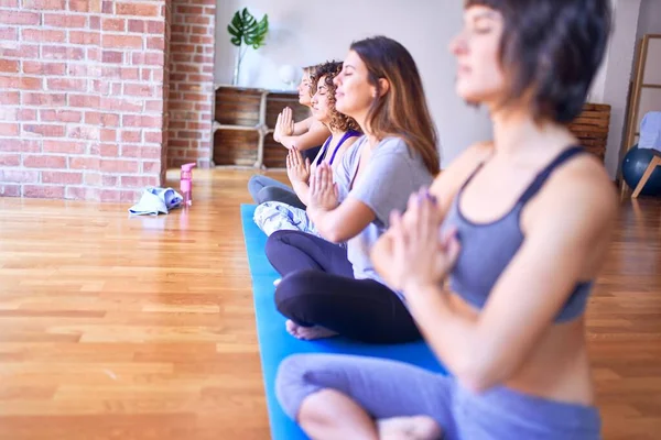 Joven Hermoso Grupo Deportistas Sonriendo Felices Practicando Yoga Sentada Haciendo — Foto de Stock