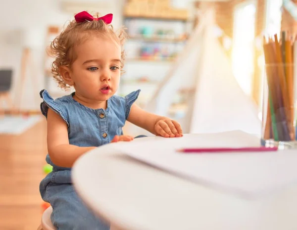 Prachtige Kaukasische Baby Spelen Met Speelgoed Kleurrijke Speelkamer Vrolijke Speelse — Stockfoto