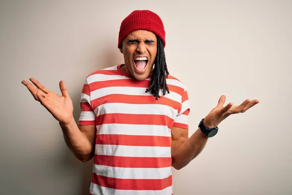 Ung Vacker Afrikansk Amerikansk Man Med Dreadlocks Bär Randig Shirt — Stockfoto