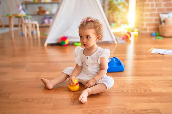 Schöne Kaukasische Säugling Spielt Mit Spielzeug Bunten Spielzimmer Fröhlich Und — Stockfoto