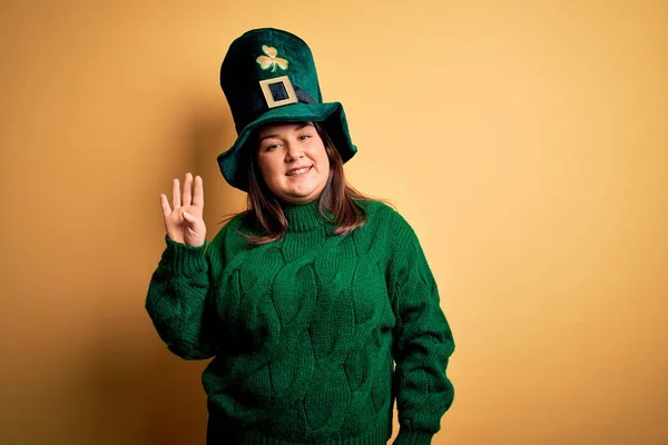 Joven Hermosa Mujer Talla Grande Con Sombrero Verde Con Trébol — Foto de Stock