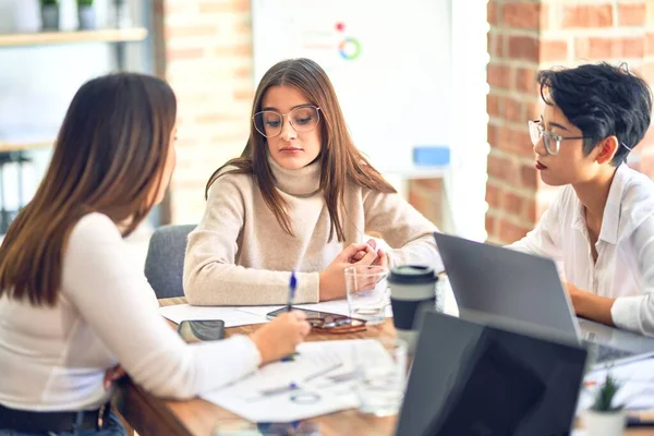 Schöne Geschäftsfrauen Lächeln Glücklich Mit Einem Lächeln Gesicht Büro Sitzen — Stockfoto