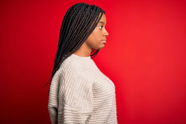 Jonge Afrikaanse Amerikaanse Vrouw Dragen Casual Winter Trui Rood Geïsoleerde — Stockfoto