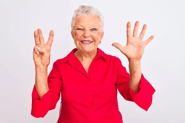 Senior Mulher Cabelos Grisalhos Vestindo Camisa Casual Vermelho Sobre Fundo — Fotografia de Stock