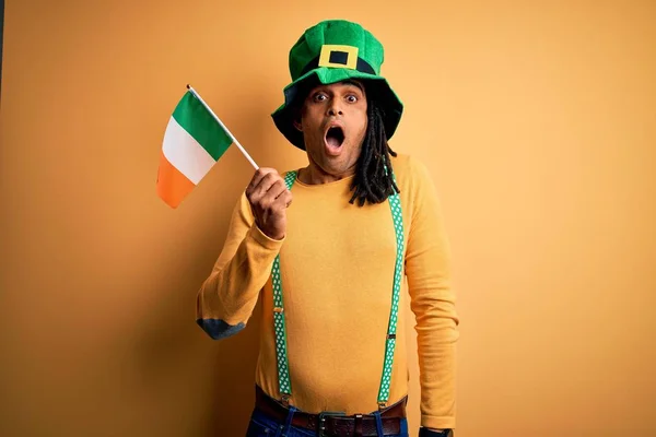 Αφροαμερικάνος Φοράει Πράσινο Καπέλο Κρατώντας Ιρλανδική Σημαία Ιρλανδίας Γιορτάζοντας Την — Φωτογραφία Αρχείου