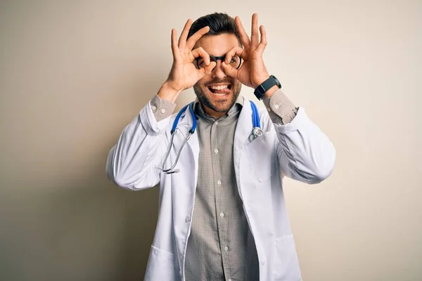 Junger Arzt Mit Brille Weißem Arztkittel Und Stethoskop Über Isoliertem — Stockfoto