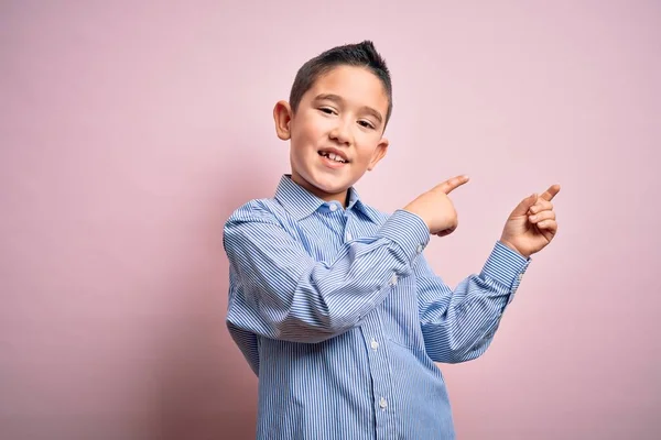 Ragazzino Che Indossa Camicia Elegante Piedi Sopra Sfondo Rosa Isolato — Foto Stock