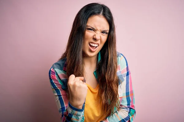 Jeune Belle Femme Brune Portant Une Chemise Colorée Décontractée Debout — Photo