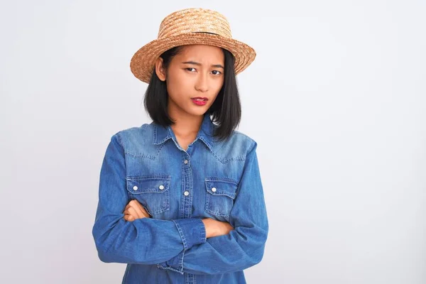 Junge Schöne Chinesin Jeanshemd Und Hut Über Isoliertem Weißem Hintergrund — Stockfoto
