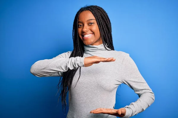 Joven Mujer Afroamericana Pie Con Cuello Alto Casual Sobre Fondo — Foto de Stock