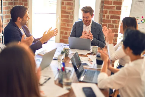 Grupo Trabajadores Negocios Sonriendo Felices Confiados Trabajando Juntos Con Sonrisa — Foto de Stock