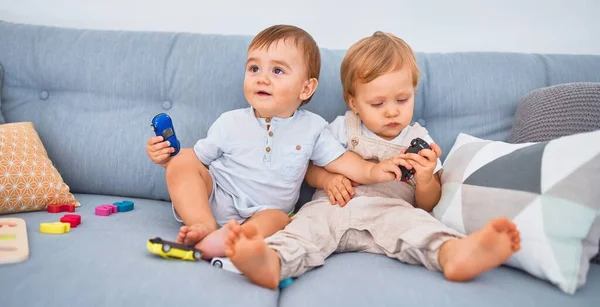 Prachtige Peuters Zitten Bank Spelen Met Speelgoed Thuis — Stockfoto